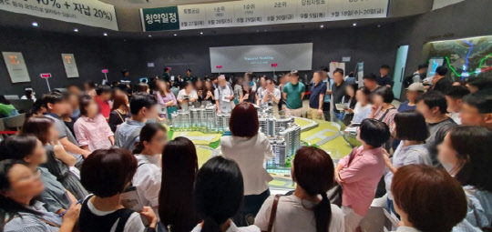 올해 서울 새 아파트 청약경쟁이 더 까다로워지면서 세 자릿수 청약경쟁률을 기록한 단지가 세 곳이나 나왔다. 사진은 올해 최고 청약경쟁률을 기록한 단지인 이수 푸르지오 더 프레티움 견본주택의 모습. <대우건설 제공>